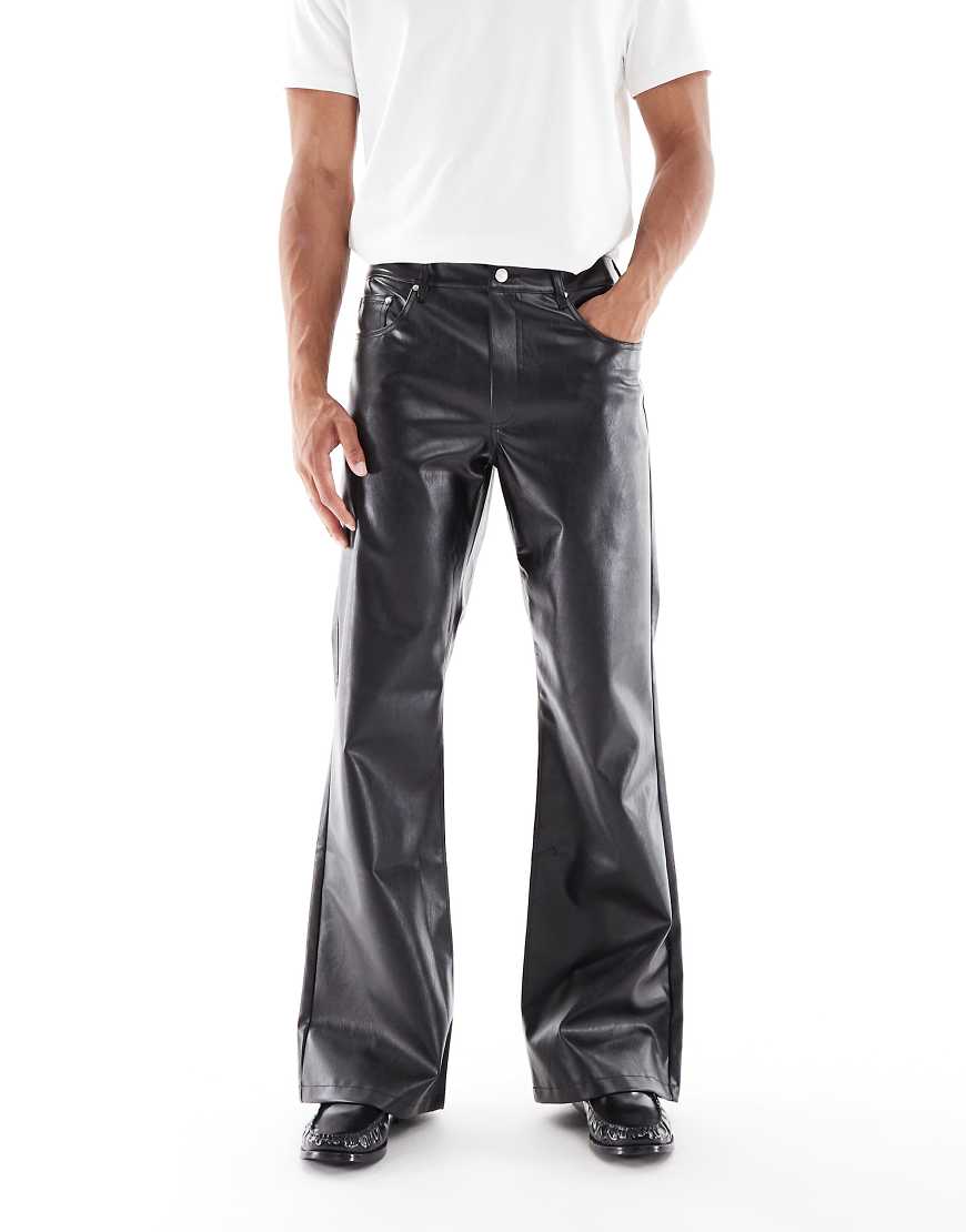 ASOS DESIGN - Weit ausgestellte Hose aus Kunstleder in Schwarz von ASOS DESIGN