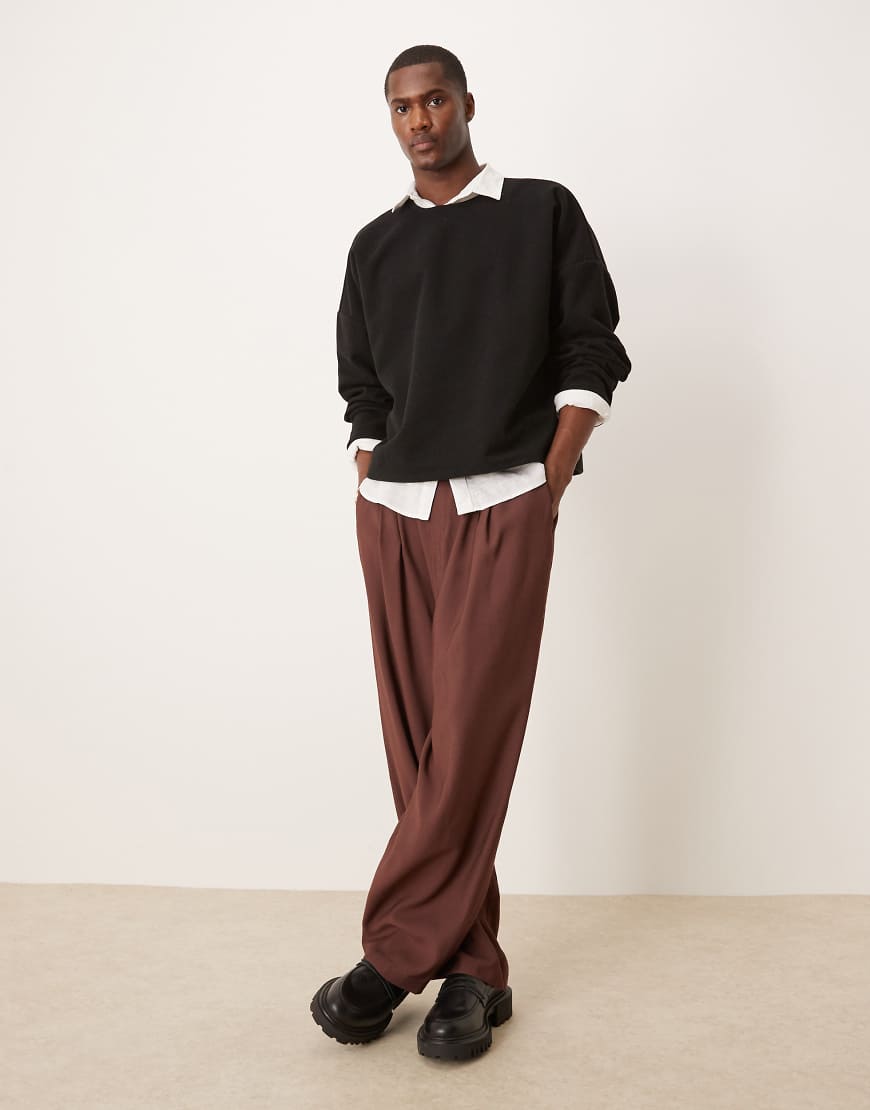ASOS DESIGN - Weit geschnittene, elegante Hose in Braun mit elastischem Rückenteil und zwei Bundfalten ASOS DESIGN - Weit geschnittene, elegante Hose in Braun mit elastischem Rückenteil und zwei Bundfalten von ASOS DESIGN