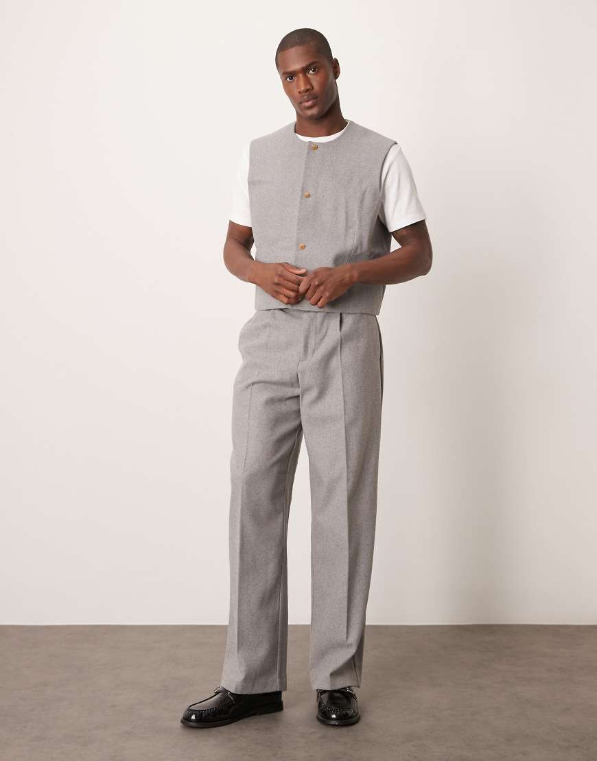 ASOS DESIGN - Weit geschnittene Anzughose aus Filz in Hellgrau mit hohem Bund ASOS DESIGN - Weit geschnittene Anzughose aus Filz in Hellgrau mit hohem Bund von ASOS DESIGN