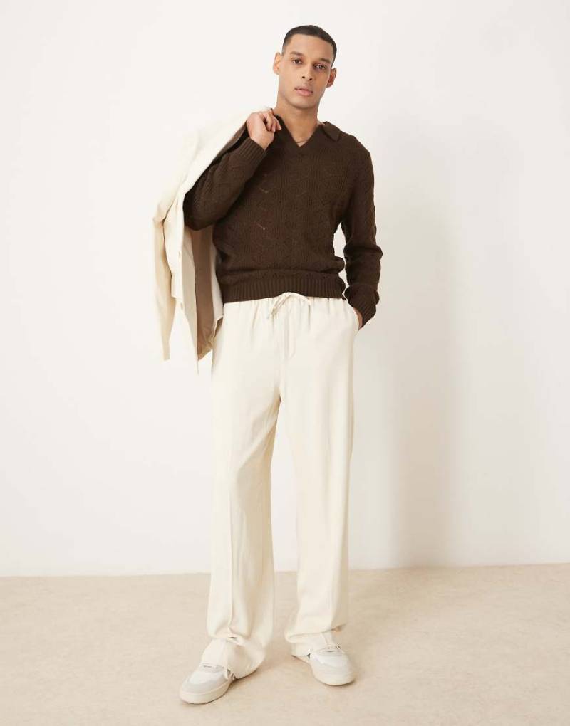 ASOS DESIGN - Weit geschnittene Anzughose in hellem Ecru-Rosa ASOS DESIGN - Weit geschnittene Anzughose in hellem Ecru-Rosa von ASOS DESIGN