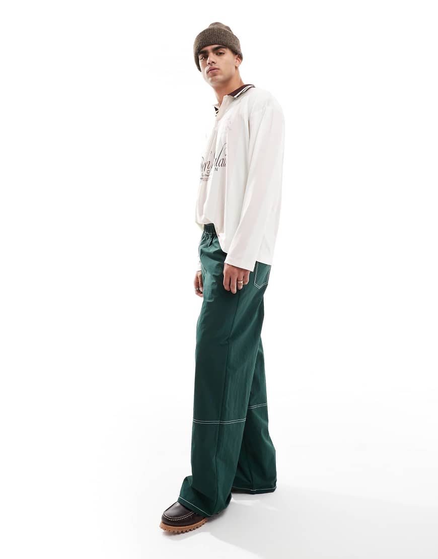 ASOS DESIGN - Weit geschnittene Hose aus Nylon in Grün mit Kontrastnähten von ASOS DESIGN