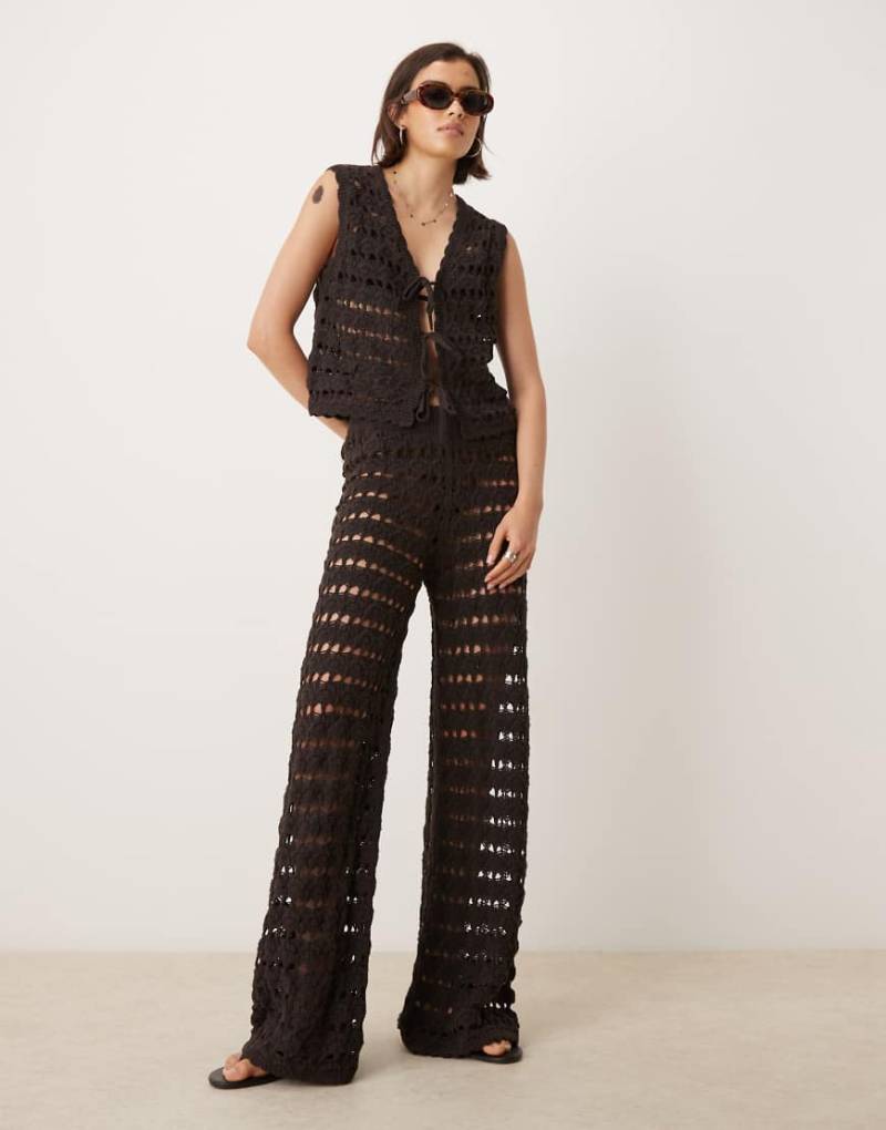 ASOS DESIGN - Weit geschnittene Hose aus offenmaschigem Strick in Schokobraun mit Muschelsaum, Kombiteil von ASOS DESIGN