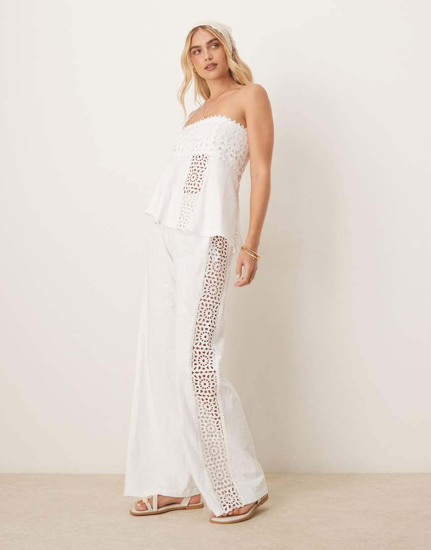 ASOS DESIGN - Weit geschnittene Hose in Cremeweiß mit Häkeleinsatz, Kombiteil ASOS DESIGN - Weit geschnittene Hose in Cremeweiß mit Häkeleinsatz, Kombiteil von ASOS DESIGN