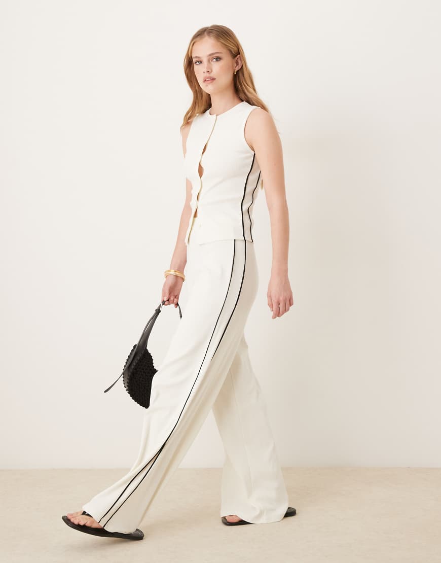 ASOS DESIGN - Weit geschnittene Hose in Cremeweiß mit Kontrast-Paspelierung, Kombiteil ASOS DESIGN - Weit geschnittene Hose in Cremeweiß mit Kontrast-Paspelierung, Kombiteil von ASOS DESIGN