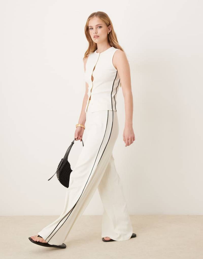 ASOS DESIGN - Weit geschnittene Hose in Cremeweiß mit Kontrast-Paspelierung, Kombiteil ASOS DESIGN - Weit geschnittene Hose in Cremeweiß mit Kontrast-Paspelierung, Kombiteil von ASOS DESIGN