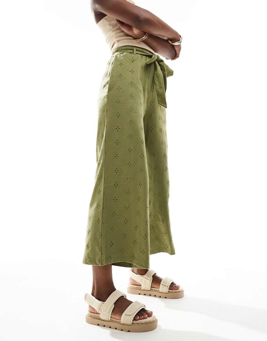 ASOS DESIGN - Weit geschnittene Hose in Khaki mit Lochstickerei und Bindegürtel-Grün ASOS DESIGN - Weit geschnittene Hose in Khaki mit Lochstickerei und Bindegürtel-Grün von ASOS DESIGN