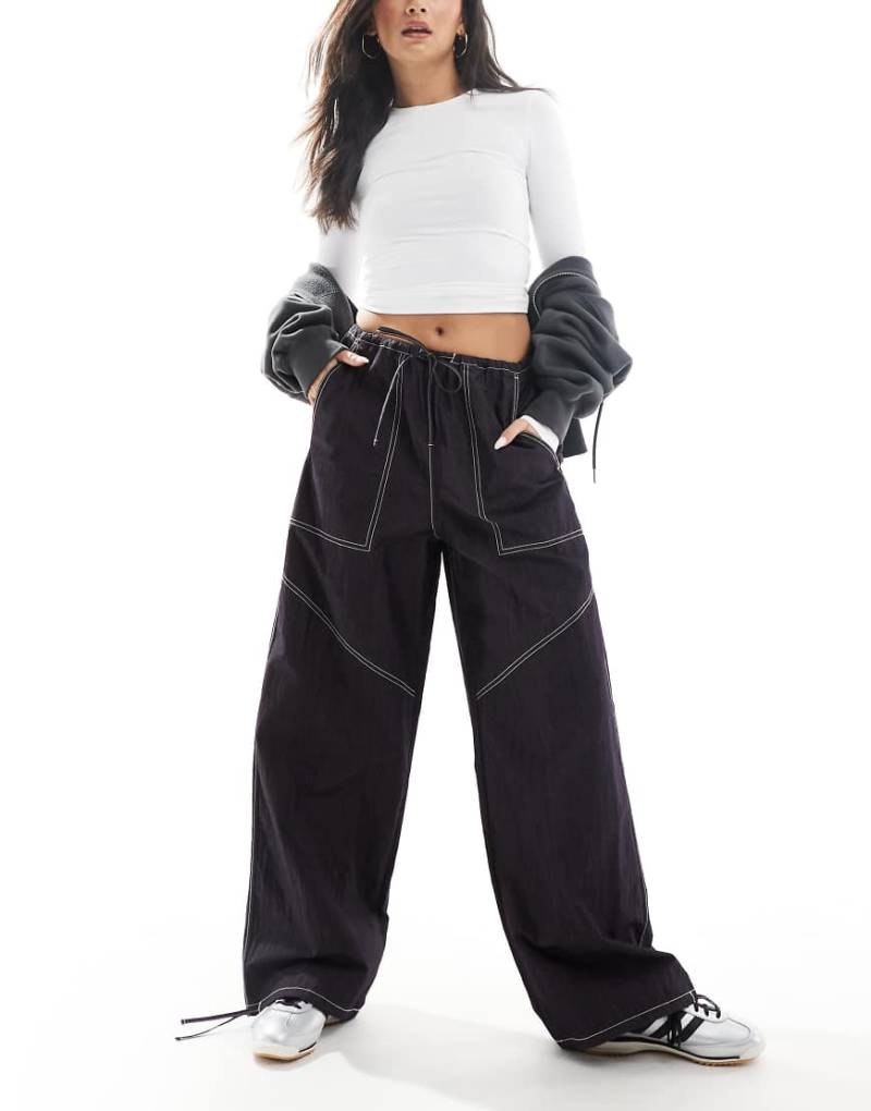 ASOS DESIGN - Weit geschnittene Hose in Marineblau mit Knitteroptik, Bindeband am Saum und Taschen von ASOS DESIGN