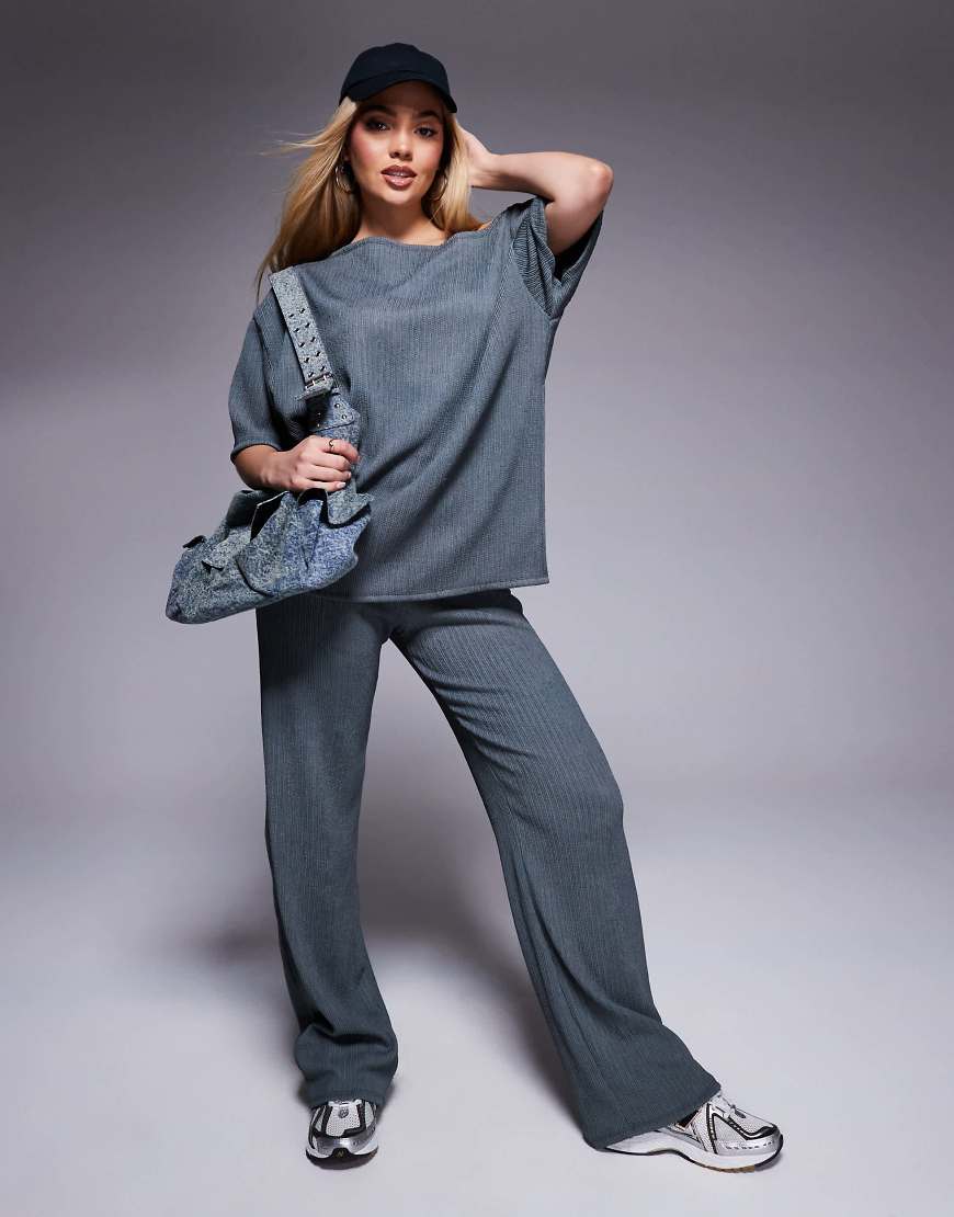 ASOS DESIGN - Weit geschnittene Hose in Schiefergrau mit Knitterstruktur, Kombiteil-Braun von ASOS DESIGN