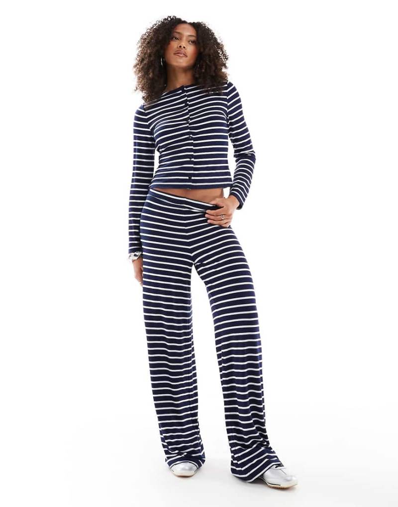 ASOS DESIGN - Weit geschnittene Hose in gestreiftem Marineblau, Kombiteil von ASOS DESIGN