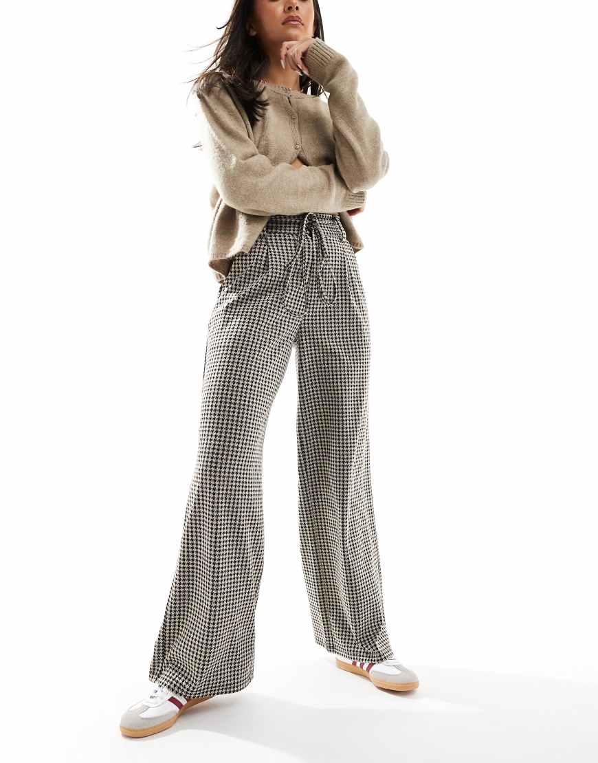 ASOS DESIGN - Weit geschnittene Hose mit Bindegürtel und kleinem Hahnentrittmuster-Bunt ASOS DESIGN - Weit geschnittene Hose mit Bindegürtel und kleinem Hahnentrittmuster-Bunt von ASOS DESIGN
