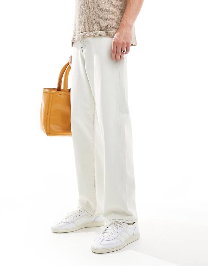 ASOS DESIGN - Weit geschnittene Jeans in Ecru-Blau von ASOS DESIGN