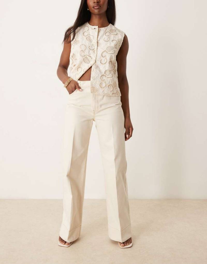 ASOS DESIGN - Weit geschnittene Jeans in Ecru mit Bügelfalte vorne-Weiß von ASOS DESIGN