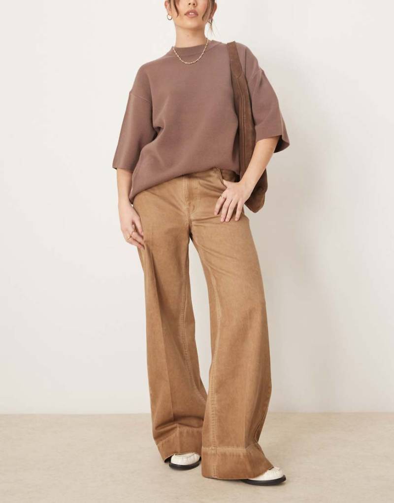 ASOS DESIGN - Weit geschnittene Jeans in Manuka-Braun mit Bügelfalte vorne von ASOS DESIGN