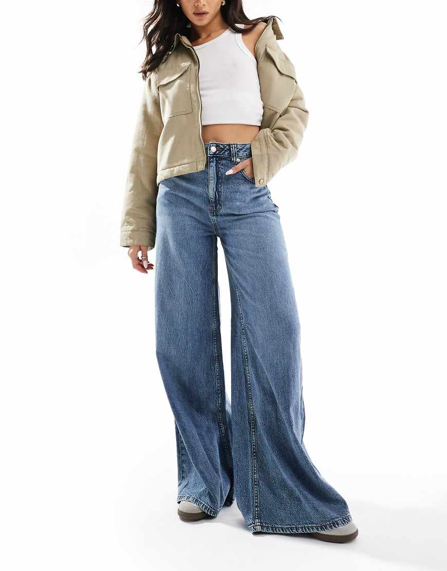 ASOS DESIGN - Weit geschnittene Jeans in Mittelblau von ASOS DESIGN