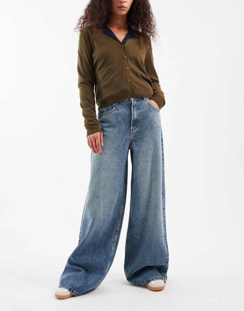 ASOS DESIGN - Weit geschnittene Jeans in Vintage-Waschung mit hohem Bund und Zuglasche-Blau von ASOS DESIGN