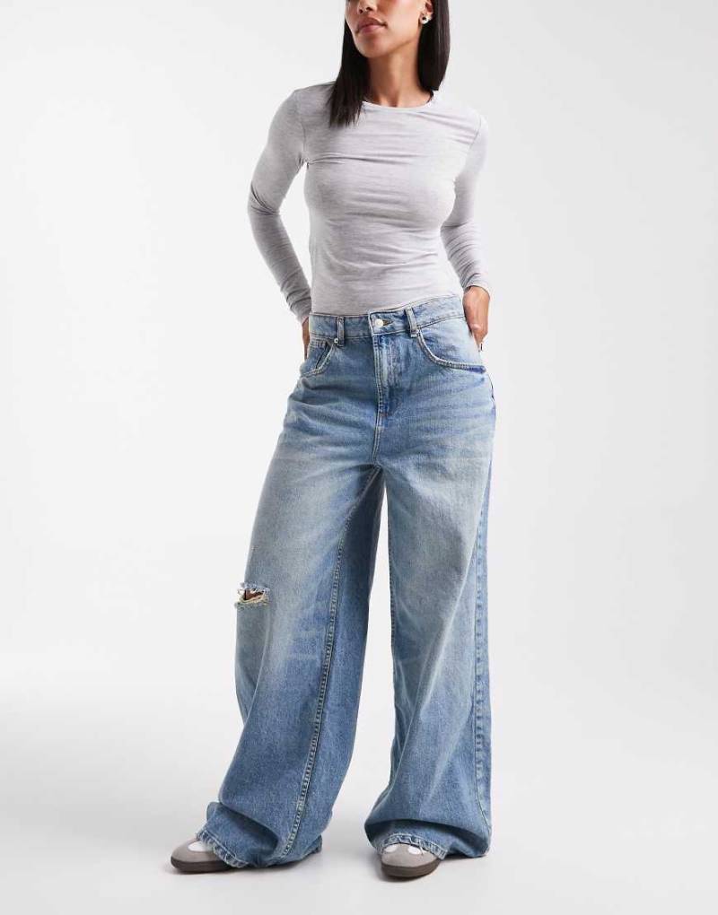 ASOS DESIGN - Weit geschnittene Jeans in blassblauer Vintage-Waschung mit hohem Bund und Zuglasche von ASOS DESIGN