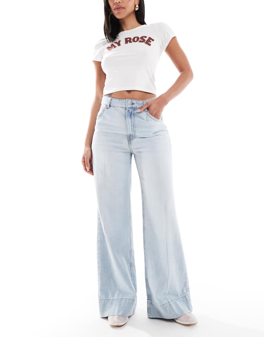 ASOS DESIGN - Weit geschnittene Jeans in blasser Waschung mit Bügelfalte vorne-Blau ASOS DESIGN - Weit geschnittene Jeans in blasser Waschung mit Bügelfalte vorne-Blau von ASOS DESIGN