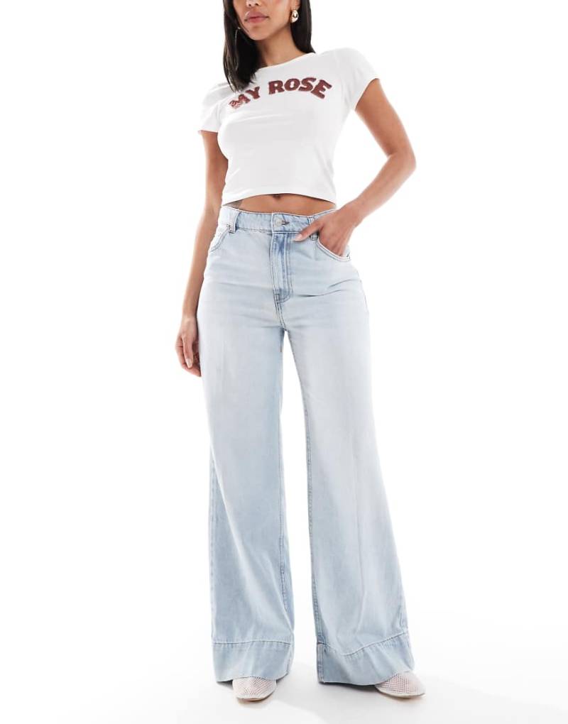 ASOS DESIGN - Weit geschnittene Jeans in blasser Waschung mit Bügelfalte vorne-Blau von ASOS DESIGN