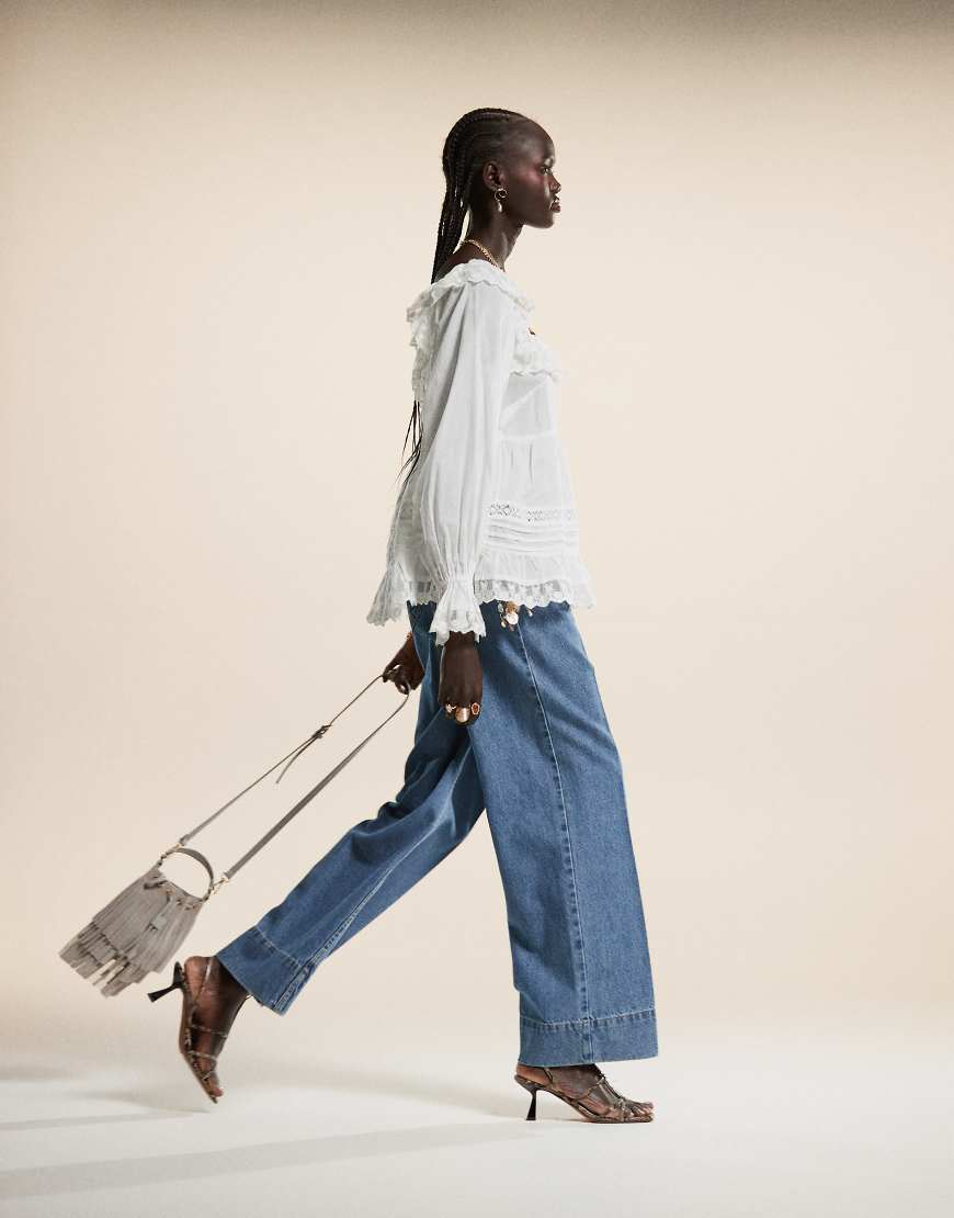 ASOS DESIGN - Weit geschnittene Jeans in mittlerer Waschung mit Bügelfalte vorne-Blau von ASOS DESIGN