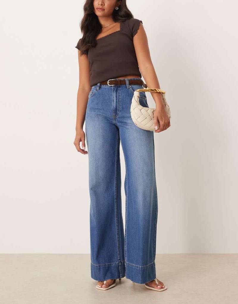 ASOS DESIGN - Weit geschnittene Jeans in dunkler, mittlerer Waschung mit Bügelfalte vorne-Blau von ASOS DESIGN