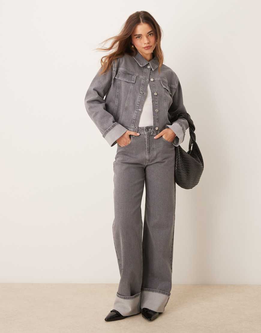 ASOS DESIGN - Weit geschnittene Jeans in grauer Waschung mit umgeschlagenem Saum von ASOS DESIGN