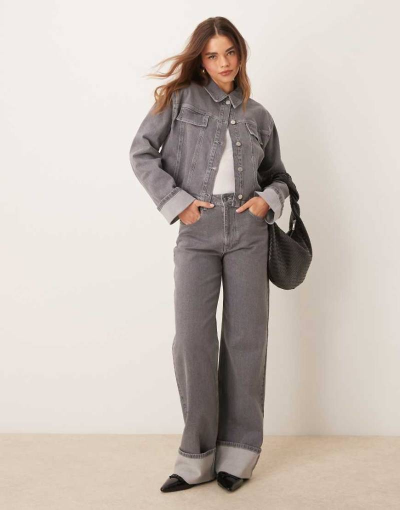 ASOS DESIGN - Weit geschnittene Jeans in grauer Waschung mit umgeschlagenem Saum von ASOS DESIGN