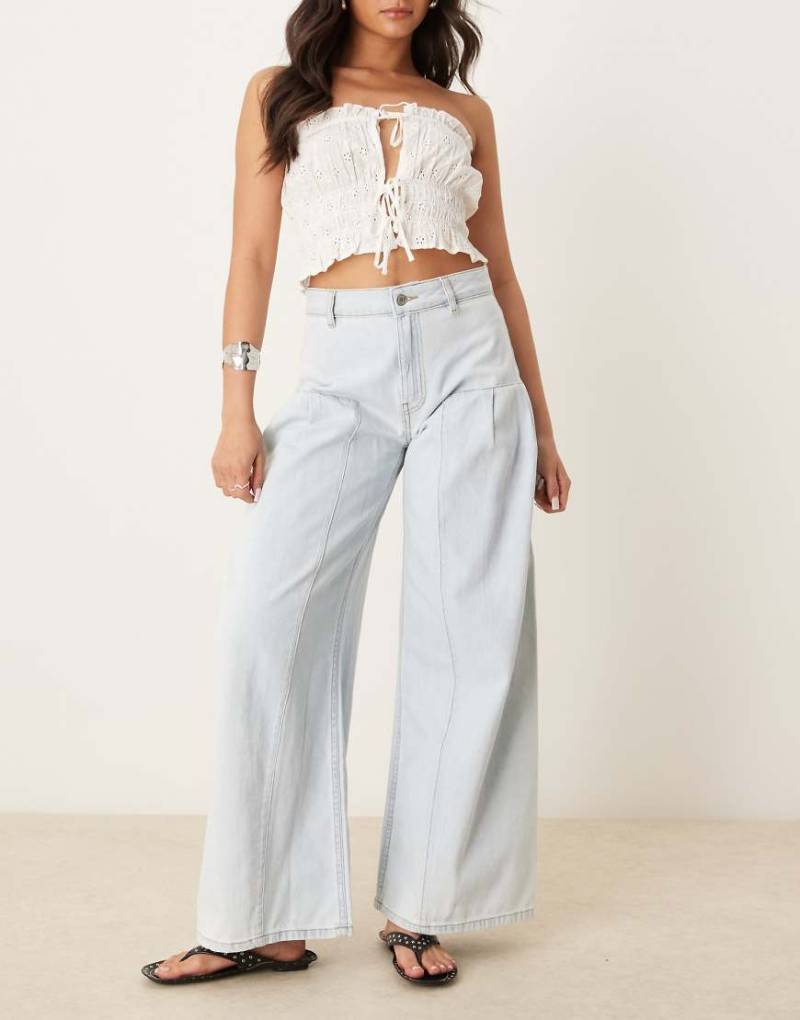 ASOS DESIGN - Weit geschnittene Jeans in heller Waschung mit Faltendetails-Blau von ASOS DESIGN