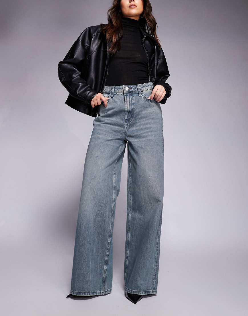 ASOS DESIGN - Weit geschnittene Jeans in verwaschenem Grau mit hohem Bund von ASOS DESIGN
