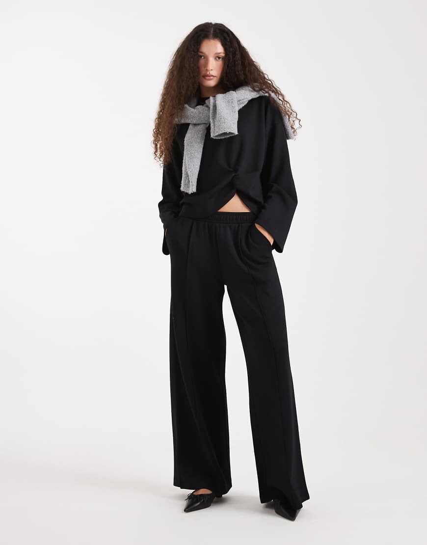 ASOS DESIGN - Weit geschnittene Jogginghose aus Cupro in Schwarz von ASOS DESIGN
