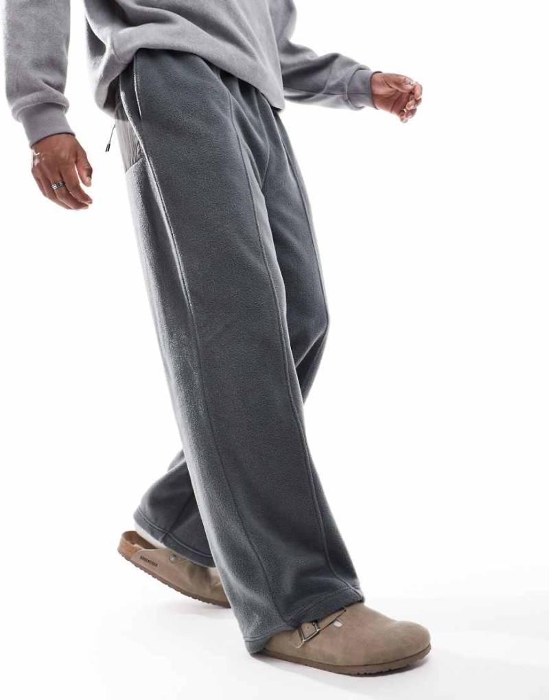 ASOS DESIGN - Weit geschnittene Jogginghose aus Fleece in Grau von ASOS DESIGN