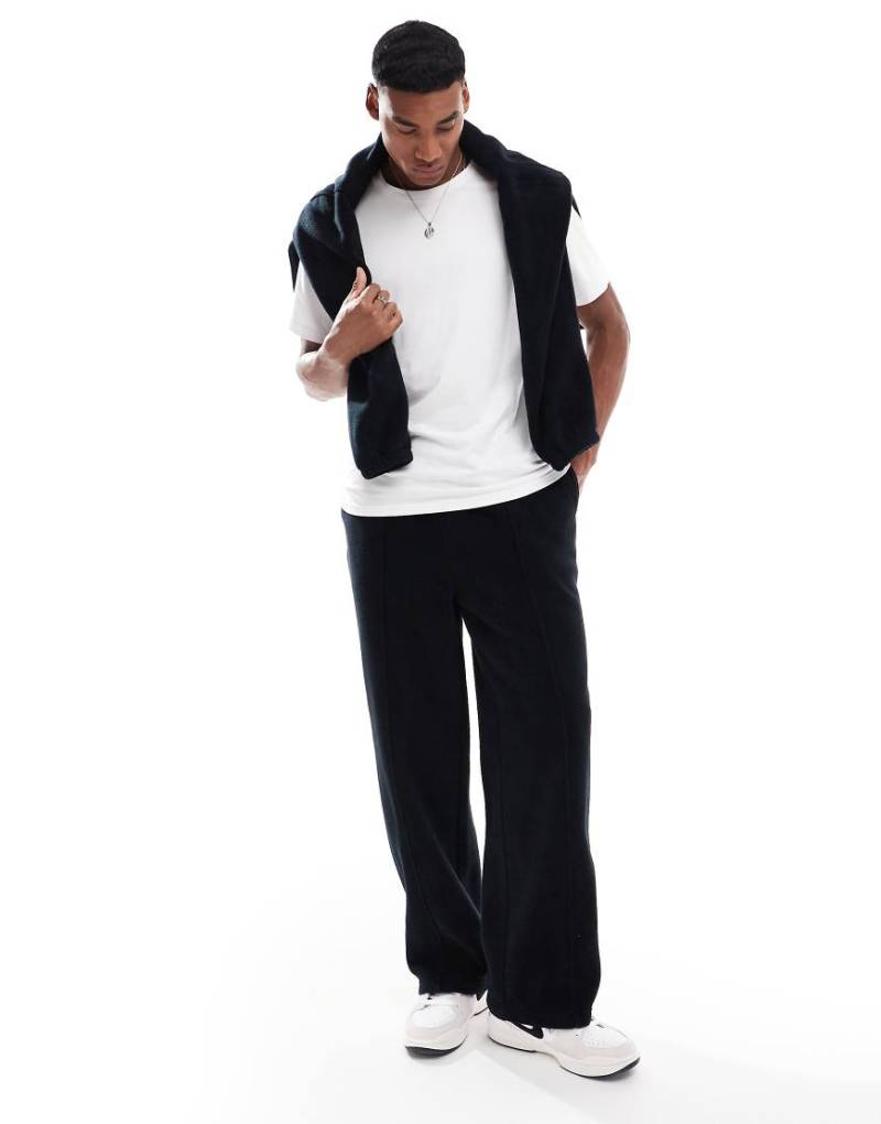 ASOS DESIGN - Weit geschnittene Jogginghose aus Fleece in Schwarz von ASOS DESIGN