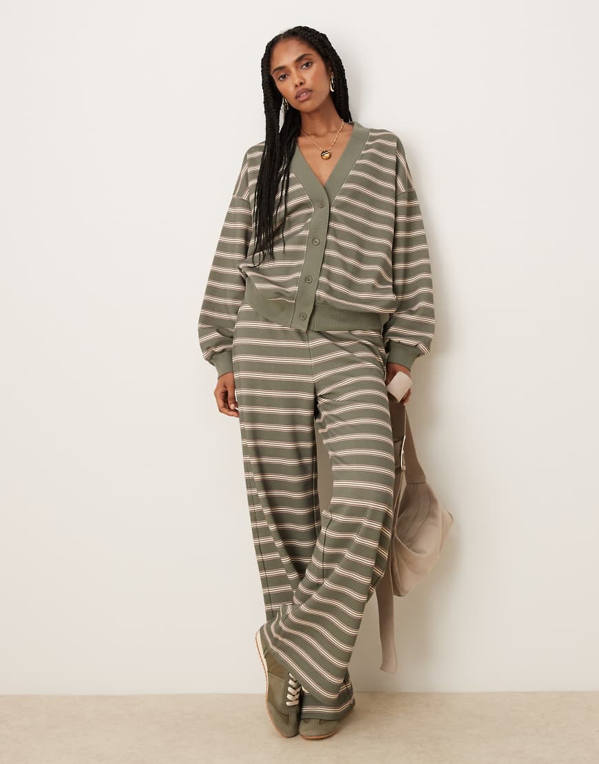 ASOS DESIGN - Weit geschnittene Jogginghose aus Loopback-Stoff in gestreiftem Olivgrün, Kombiteil von ASOS DESIGN