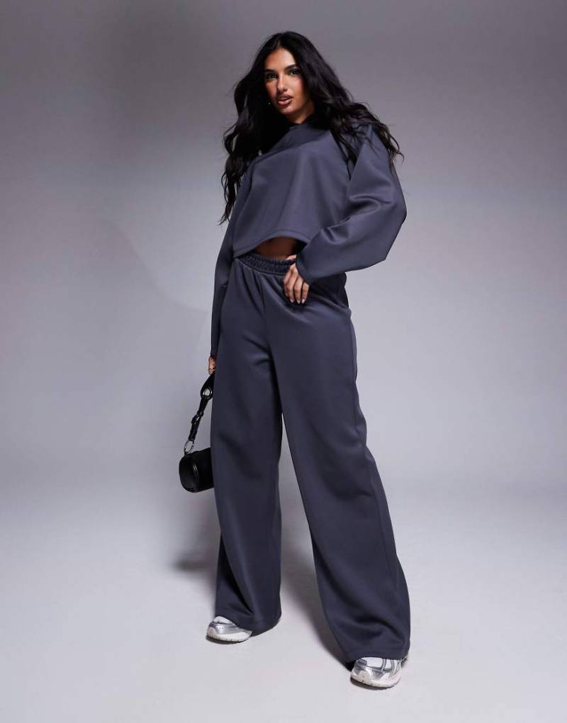 ASOS DESIGN - Weit geschnittene Jogginghose aus Material in Neopren-Optik in Schiefergrau-Grün von ASOS DESIGN
