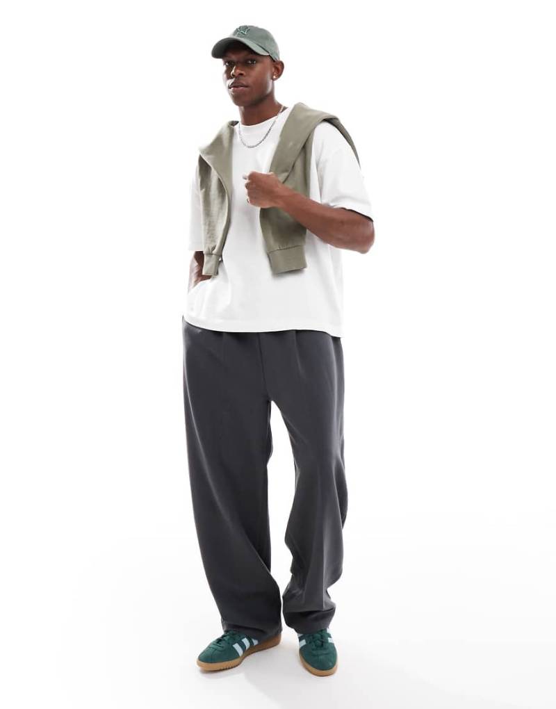 ASOS DESIGN - Weit geschnittene Jogginghose aus Twill-Jersey in verwaschenem Schwarz mit Biesen-Grau von ASOS DESIGN