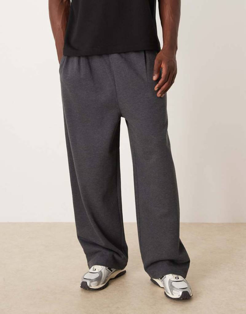 ASOS DESIGN - Weit geschnittene Jogginghose in Anthrazit mit Falten-Grau von ASOS DESIGN