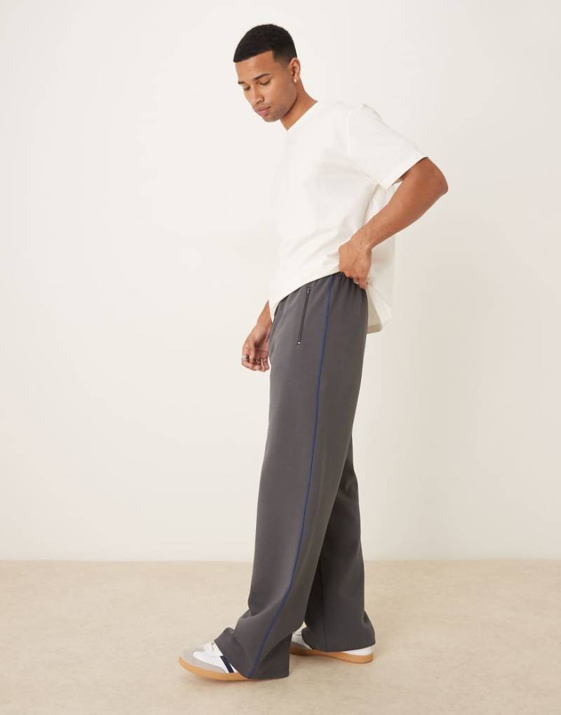 ASOS DESIGN - Weit geschnittene Jogginghose in Anthrazit mit seitlichem Zierstreifen-Grau von ASOS DESIGN