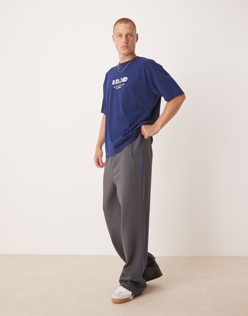 ASOS DESIGN - Weit geschnittene Jogginghose in Anthrazit mit seitlichem Zierstreifen-Grau ASOS DESIGN - Weit geschnittene Jogginghose in Anthrazit mit seitlichem Zierstreifen-Grau von ASOS DESIGN