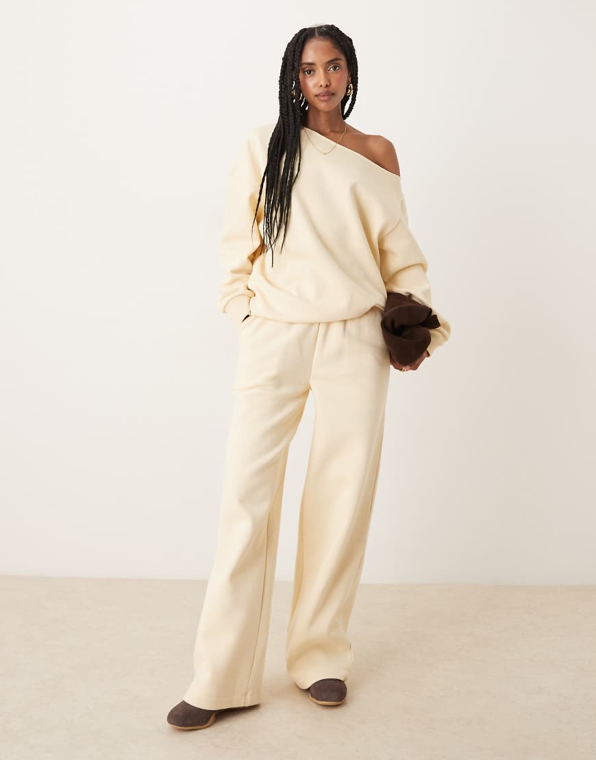 ASOS DESIGN - Weit geschnittene Jogginghose in Buttermilchgelb mit weicher Innenseite von ASOS DESIGN
