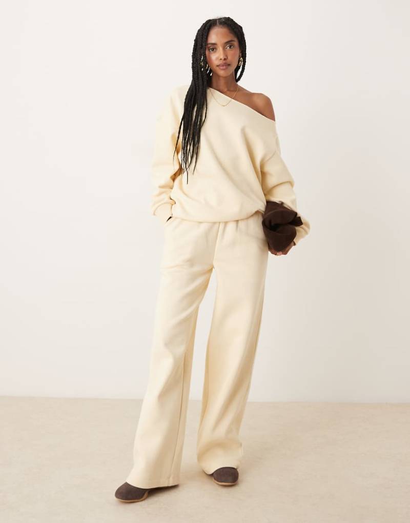 ASOS DESIGN - Weit geschnittene Jogginghose in Buttermilchgelb mit weicher Innenseite von ASOS DESIGN