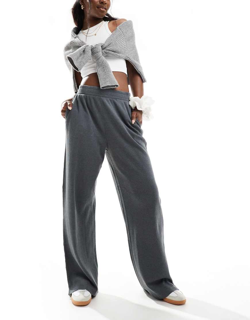 ASOS DESIGN - Hose in verwaschenem Anthrazit mit Waffelstruktur und weitem Bein-Grau von ASOS DESIGN