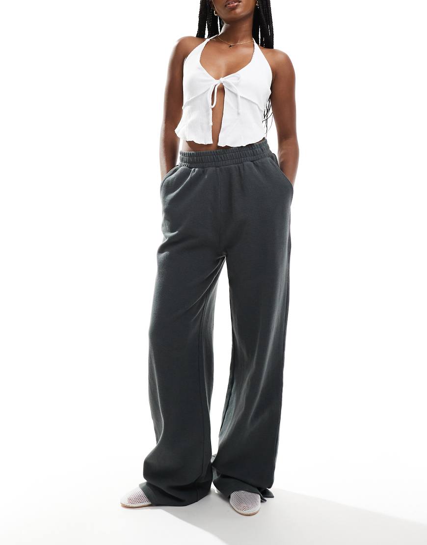 ASOS DESIGN - Hose in verwaschenem Anthrazit mit Waffelstruktur und weitem Bein-Grau ASOS DESIGN - Hose in verwaschenem Anthrazit mit Waffelstruktur und weitem Bein-Grau von ASOS DESIGN