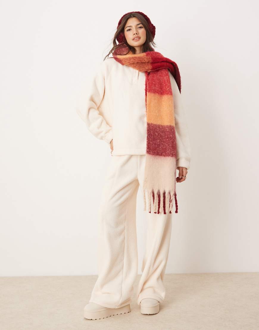 ASOS DESIGN - Weit geschnittene Lounge-Hose aus Microfleece in Cremeweiß-Blau ASOS DESIGN - Weit geschnittene Lounge-Hose aus Microfleece in Cremeweiß-Blau von ASOS DESIGN