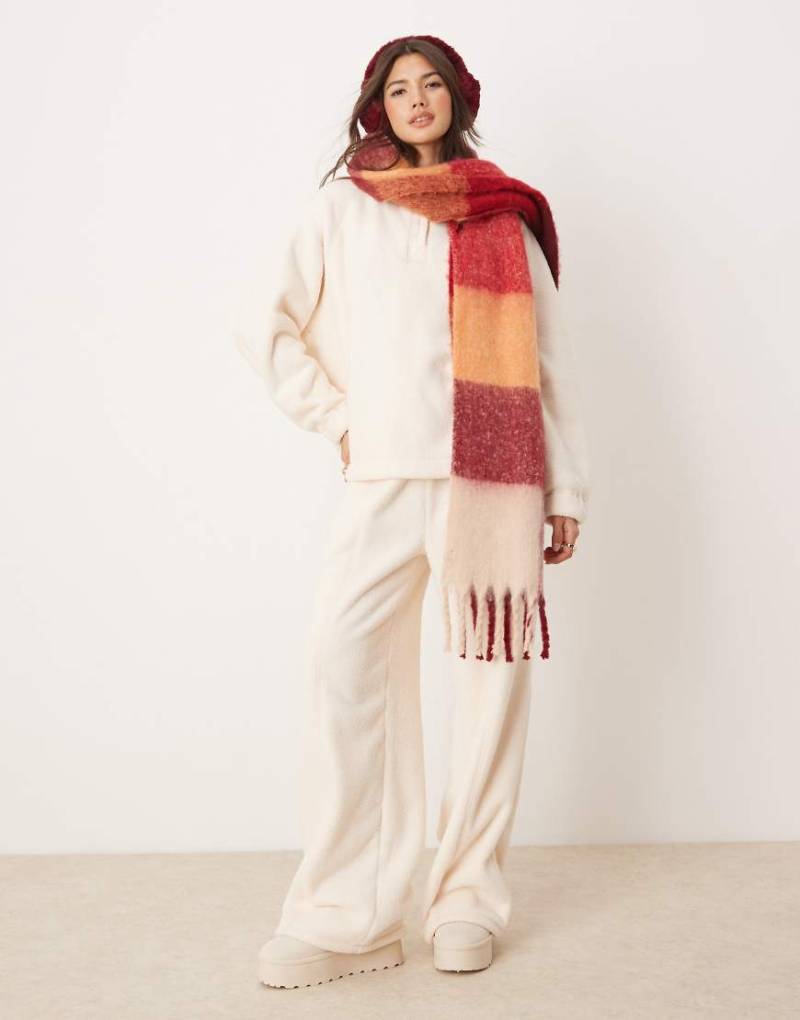 ASOS DESIGN - Weit geschnittene Lounge-Hose aus Microfleece in Cremeweiß-Blau von ASOS DESIGN
