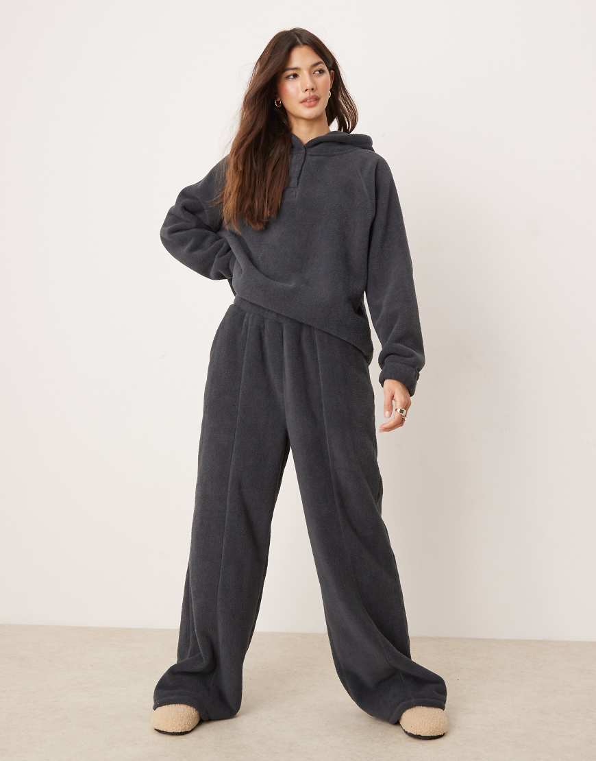 ASOS DESIGN - Weit geschnittene Lounge-Hose aus Microfleece in Stahlgrau ASOS DESIGN - Weit geschnittene Lounge-Hose aus Microfleece in Stahlgrau von ASOS DESIGN