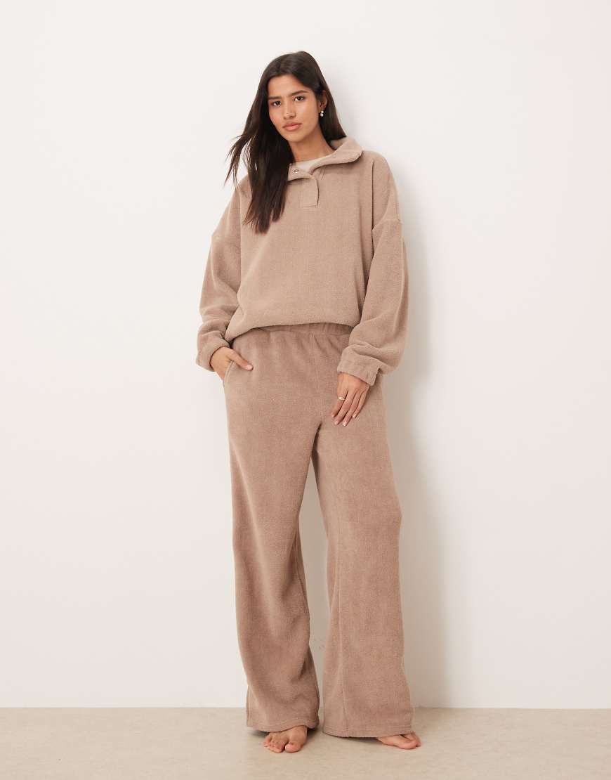 ASOS DESIGN - Weit geschnittene Lounge-Hose aus Microfleece in Taupe-Grau von ASOS DESIGN
