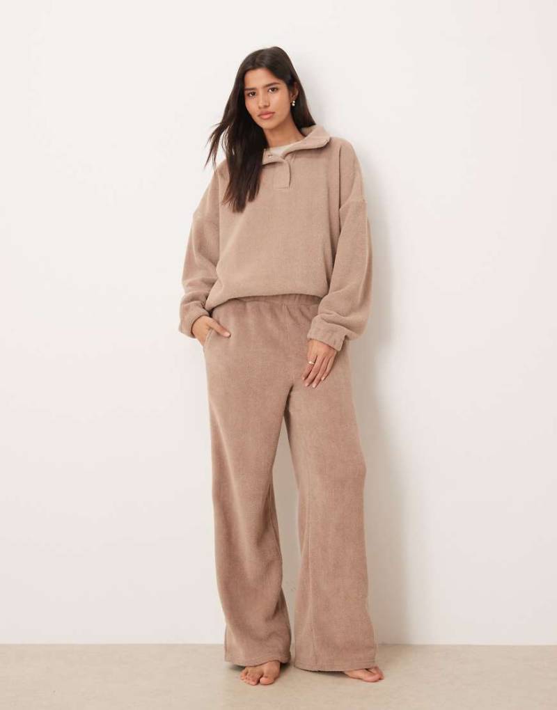 ASOS DESIGN - Weit geschnittene Lounge-Hose aus Microfleece in Taupe-Grau von ASOS DESIGN