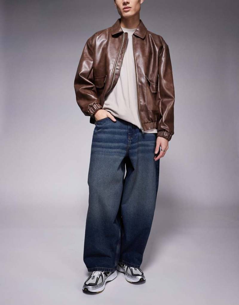 ASOS DESIGN - Weit geschnittene Oversize-Jeans in verwaschenem Dunkelblau mit Vintage-Farbstich von ASOS DESIGN