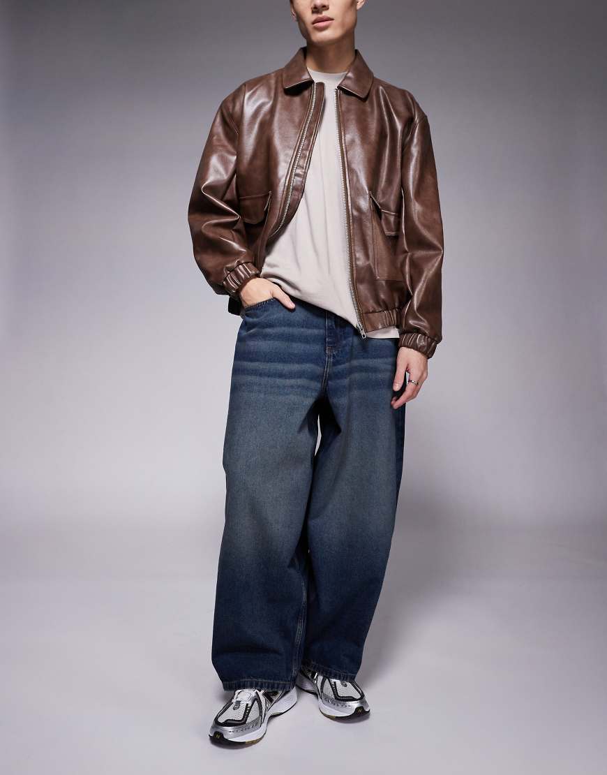 ASOS DESIGN - Weit geschnittene Oversize-Jeans in verwaschenem Dunkelblau mit Vintage-Farbstich ASOS DESIGN - Weit geschnittene Oversize-Jeans in verwaschenem Dunkelblau mit Vintage-Farbstich von ASOS DESIGN