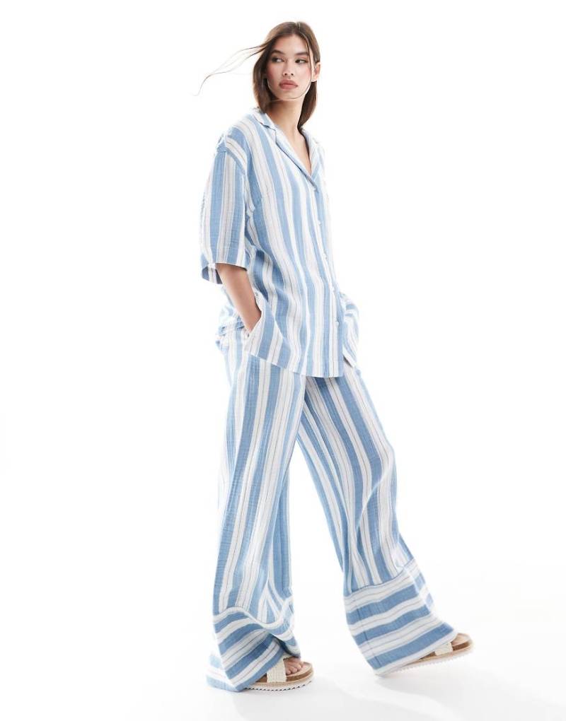 ASOS DESIGN - Weit geschnittene Pull-on-Hose mit Pyjama-Streifenmuster-Bunt von ASOS DESIGN