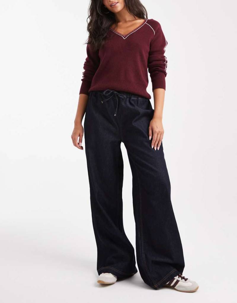 ASOS DESIGN - Weit geschnittene Schlupf-Jeans im Jogginghosen-Design in Rinse-Waschung-Marineblau von ASOS DESIGN